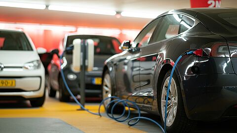 Auto in garage aan de oplader.