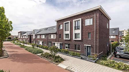 Foto rijwoningen in nieuwbouwproject Stella Nova. Deels woningen met schuine kap. Deels met plat dak.