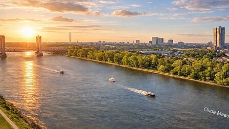Uitzicht over de Oude Maas vanuit woontoren Stockholm.
