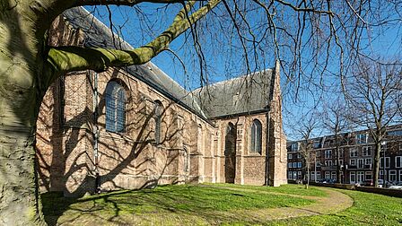 De eeuwenoude Dorpskerk in het centrum van Spijkenisse.