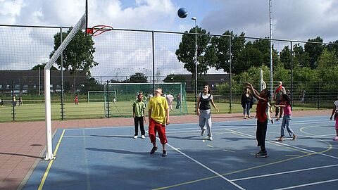 Jongeren aan het basketballen bij het jongerencentrum in de wijk Vriesland in Spijkenisse.