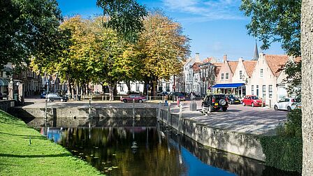 Blik op het marktplein van Heenvliet, met water op de voorgrond.