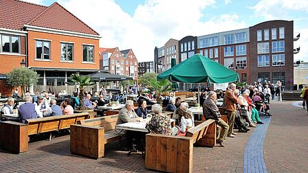 Drukte op een terras aan het Havenplein in Spijkenisse