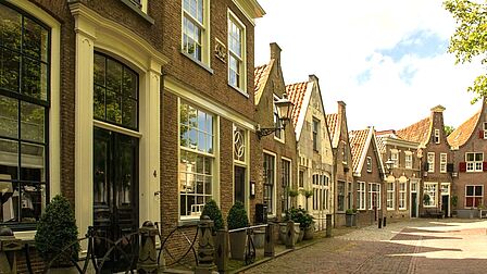 Oude gevels aan de Markt in Heenvliet.