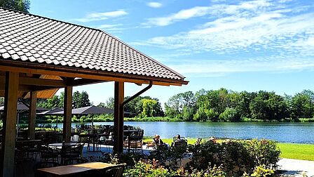 Terras aan de Bernisse bij Simons Paviljoen.