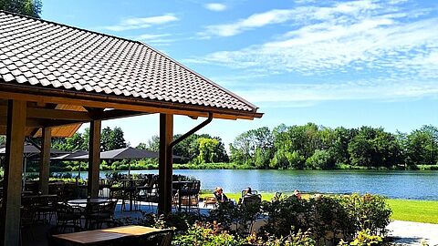 Terras aan de Bernisse bij Simons Paviljoen.