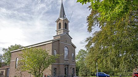 Hekelingen, schilderachtig kerkje uit 1851, met kleine toren.