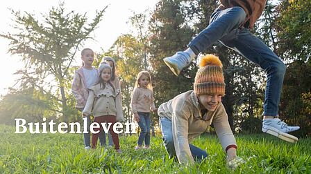 Kinderen die buiten spelen. Campagnefoto nieuwbouwproject Waterbries.