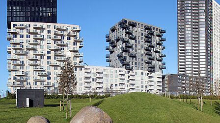 Blik op enkele woontorens aan de Oude Maas in Spijkenisse, met ervóór een park