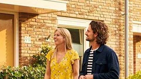 Jong stel op bezoek bij een koophuis tijdens de NVM Open Huizen Dag.