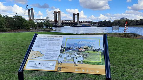 Paneel met informatie over een historische haven. Dit paneel staat in Spijkenisse.