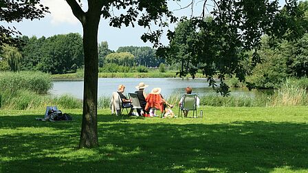 Recreanten genieten van de zon in het Bernissegebied.