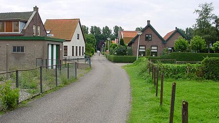 Landelijk wonen in Hekelingen: huisjes aan een dijk.