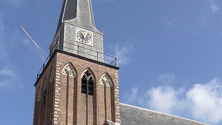 Kerk in Geervliet, ingezoomd op de toren.