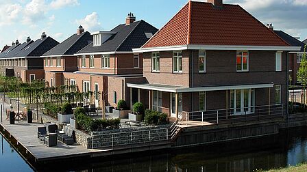 Ruime vrijstaande huizen en tweekappers in de stijl van de jaren dertig. In nieuwbouwwijk Het Land in De Elementen in Spijkenisse.