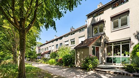 Foto eengezinswoning in een groene omgeving aan de Arendhoek 25 in in Spijkenisse.