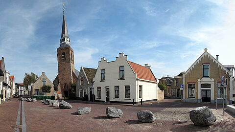 Zuidland, Breedstraat, met oude gevels en de hoge toren van de Dorpskerk.