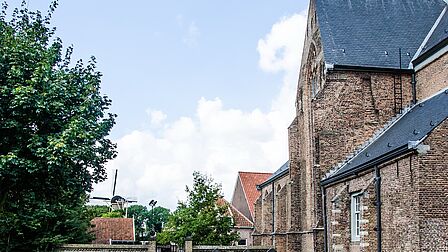 Kerk in Geervliet, met begraafplaats.