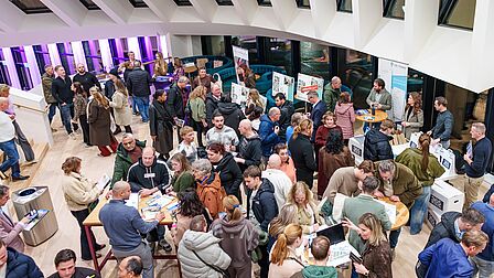 Veel mensen in de foyer van het theater tijdens de Woonmarkt Nissewaard.
