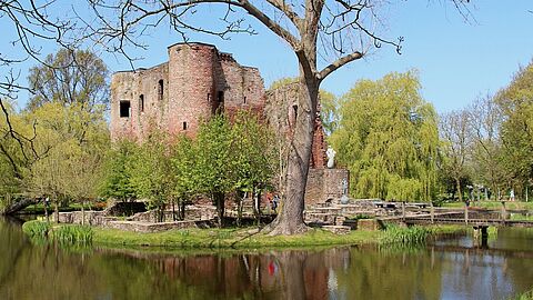 Middeleeuwse ruïne van kasteel Ravenstein, met oude gracht.
