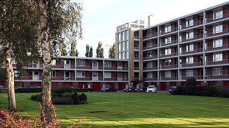 Appartementen uit de jaren zestig, met een groot grasveld in de wijk Schiedam-Hoogwerf in Spijkenisse