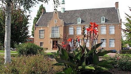 Het oude gemeentehuis in het centrum van Spijkenisse.