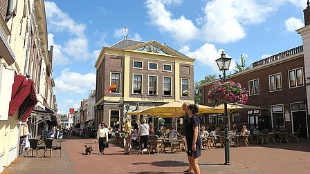 De Markt in Brielle, met restaurant De Hoofdwacht en het terras.