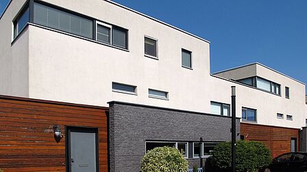 Woningen met moderne architectuur in de wijk Vierambachten Spijkenisse.