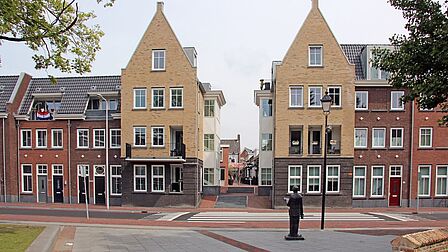 Klassieke nieuwbouw aan de Eerste Heulbrugstraat in het centrum van Spijkenisse, bij de Dorpskerk.