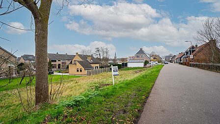 Foto zelfbouwkavel aan de Molendijk in Zuidland. Op de achtergrond: het oude dorpscentrum.