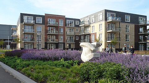 Appartementen met bloementuin in de wijk Groenewoud in Spijkenisse.
