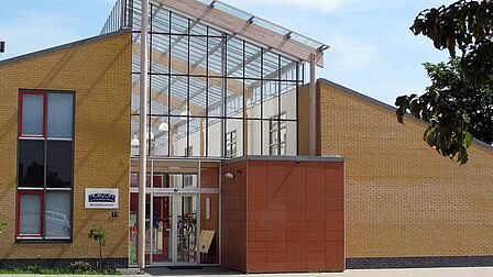 Gelinckschool in de wijk Schenkel in Spijkenisse, met veel glaswerk.