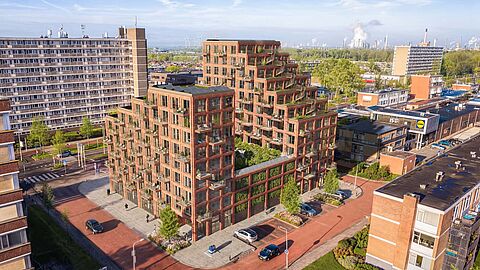 Impressie vanuit de lucht van het woongebouw aan de Hoogwerfsingel in Spijkenisse, met KoopStart appartementen.