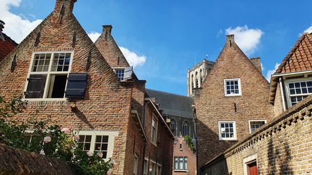 Eeuwenoude gevels nabij de Catharijnekerk in Brielle.