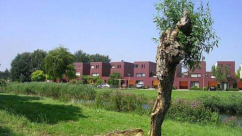 Woningen aan de Vierambachtenboezem in Spijkenisse (wijk Vierambachten).