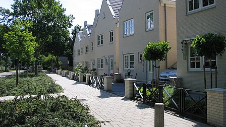 Grote woningen aan een voetpad in de wijk Waterland in Spijkenisse.