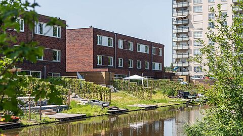Nieuwbouwwoningen met platte daken, aan het water in de wijk Sterrenkwartier in Spijkenisse
