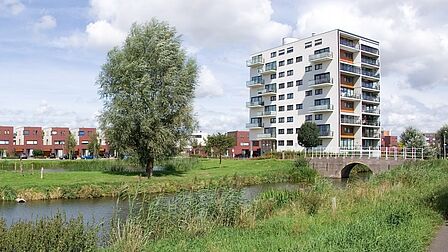Appartementen en gezinswoningen in het groen, aan de Vierambachtenboezem in Spijkenisse.