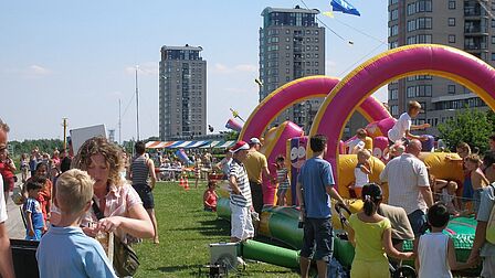 Vliegerfestival aan de Maasboulevard in Spijkenisse, in de wijk Schenkel.