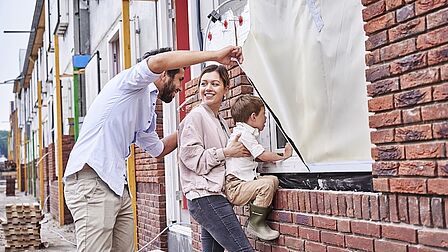 Kopers bekijken hun nieuwbouwhuis in aanbouw.