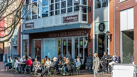 Terras aan het Uitplein, in het centrum van Spijkenisse.