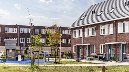 Foto rijwoningen rondom een groene ruimte in nieuwbouwproject Stella Nova.