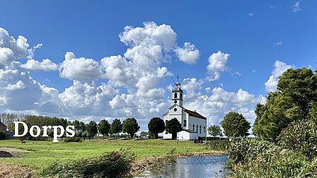 Kerkje van Simonshaven in het polderland. Campagnefoto nieuwbouwproject Waterbries.