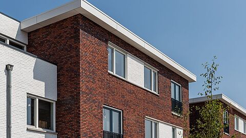 Woningen uit de eerste fase van Stella Nova in Spijkenisse. Met warme kleuren en platte daken.