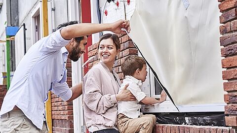 Kopers bekijken hun nieuwbouwhuis in aanbouw.