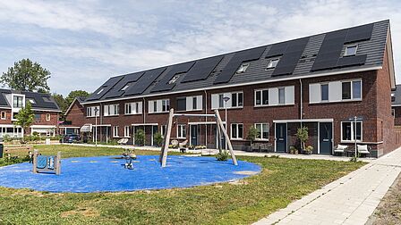 Rijwoningen in Stella Nova in Spijkenisse, aan een speeltuintje.