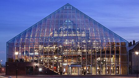Bibliotheek De Boekenberg, een glazen piramide die wereldwijd de aandacht trekt van liefhebbers van architectuur.