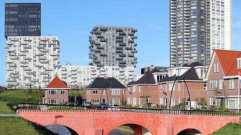 Gezinswoningen in jaren dertig stijl en daarachter torens met appartementen. Dat is de wijk De Elementen in Spijkenisse.