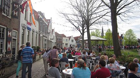 Terrasjes op de Ring in Zuidland tijdens een feestdag.