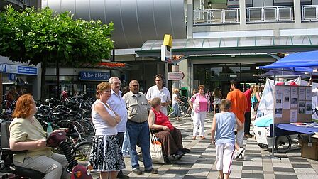 Mensen bij winkelcentrum Akkerhof in de wijk De Akkers in Spijkenisse.